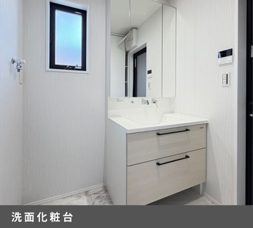 施工例:【設備仕様:洗面化粧台】
蛇口周りに水が溜まりにくいキレーアップ水栓でお手入れ簡単。たっぷり収納スペースですっきりとした洗面台を叶えます。