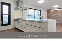 施工例:丈夫で汚れが落としやすいタカラの高品位ホーローを随所に取り入れた、収納力も自慢のシステムキッチン。3層シンクで「洗う・調理・片付け」をスムーズに行えます。