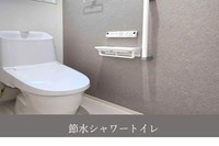 施工例:従来型と比べ約69%の節水を実現したLIXILのペーシアシャワートイレ。フチレス形状で手間なくお掃除ラクラク、いつも清潔に保てます。