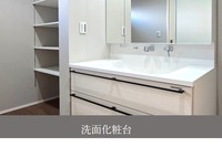 施工例:蛇口周りに水が溜まりにくいキレイアップ水栓 でお手入れ簡単。たっぷりの収納スペースですっきりとした洗面台を叶えます。