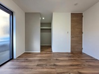 :1階の6.4帖洋室。北側ながら2面採光で明るく快適なお部屋です。