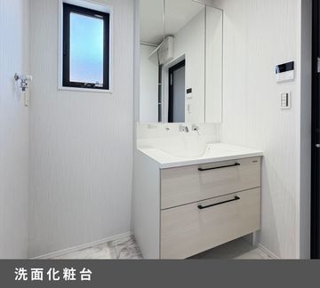 施工例:【設備仕様:洗面化粧台】蛇口周りに水がたまりにくいキレイアップ水栓でお手入れ簡単。たっぷりの収納スペースでスッキリとした洗面台を叶えます。
